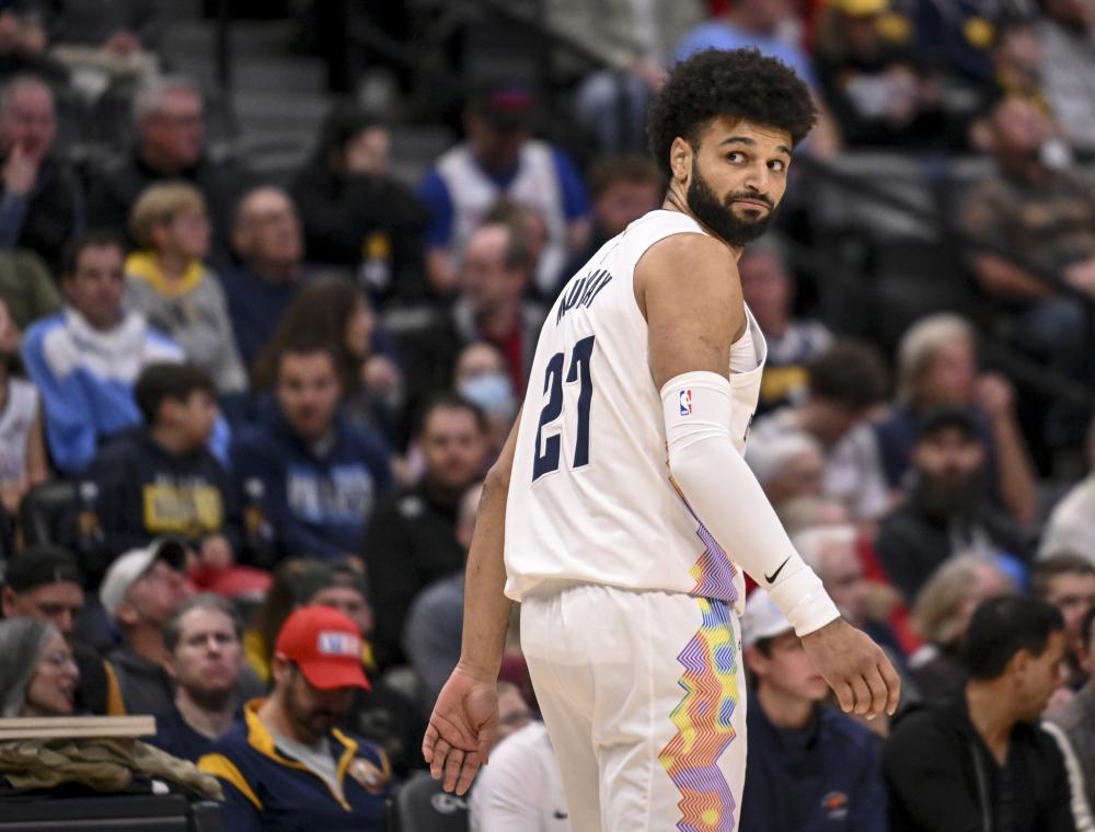 李宁一家近照，身家百亿，头发花白，老婆气质好，儿子很帅气.