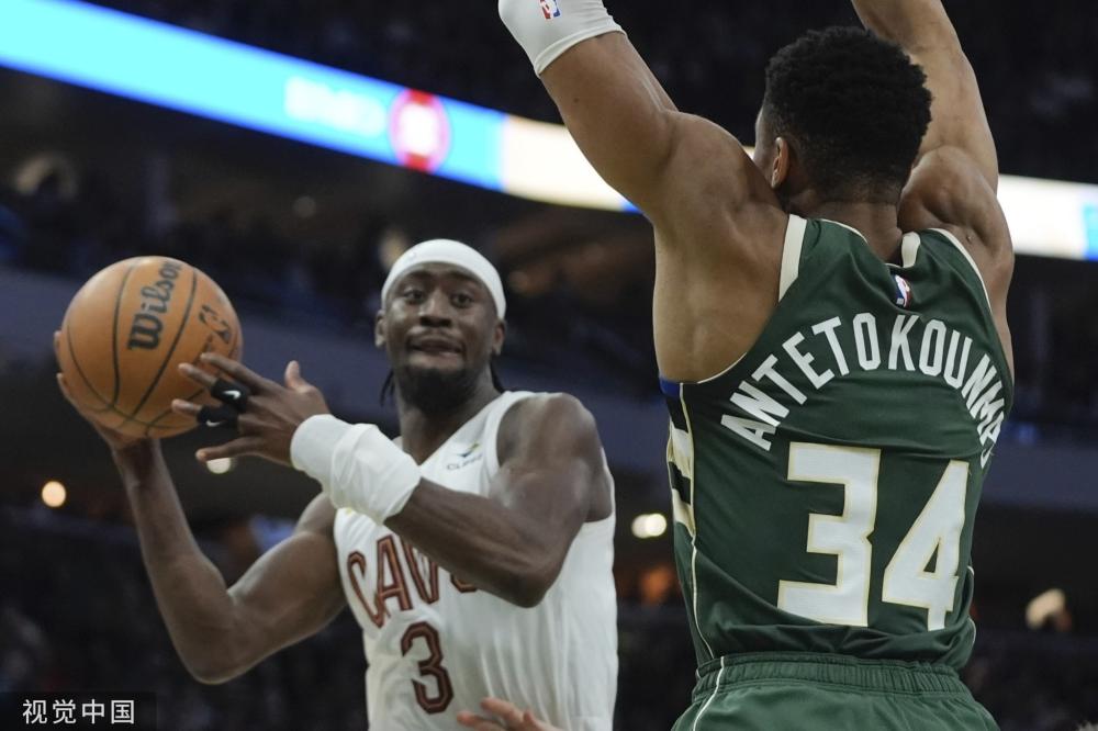 [高尔夫]捷尼赛思邀请赛阿伯格上演王者归来 伍兹出席颁奖.